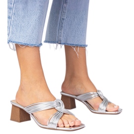 Sølv elegante flip flops på blokken