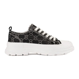 Sorte sneakers på platformen med dekorationer