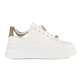 Hvide sneakers på platformen med pin