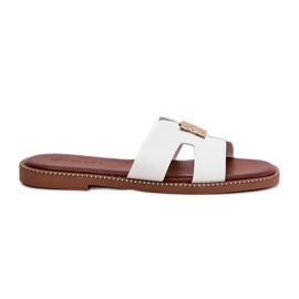 Flad flip flops med udskæringer og en hvid dekoration