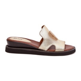 Jezzi Kvinders flip flops på Anchoic læderkile med en gylden dekoration