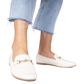 Beige elegante loafers med en gylden dekoration og zirkoner