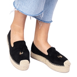 Sorte espadriller på en tyk sål