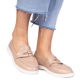Mørke beige kvinders loafers med en gylden dekoration
