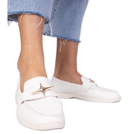 Hvide kvinders loafers med en gylden dekoration