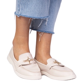 Beige kvindes loafers med en gylden dekoration
