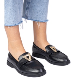 Sorte kvinders loafers med en elegant dekoration