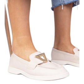 Beige kvindes loafers med en elegant dekoration