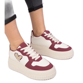 Kvinders bordeaux -sneakers med et brokadehjerte rød