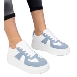 Blå sneakers sneakers på platformen