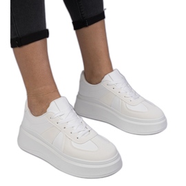 Hvide sneakers sneakers på platformen