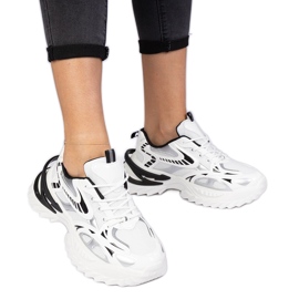 Hvide sportssneakers med massiv sål