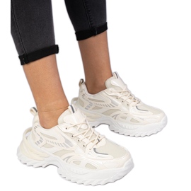 Beige sport sneakers på en massiv sål