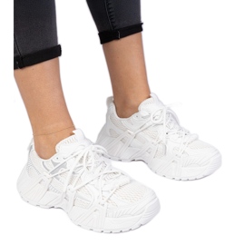 Hvide sneakers stilfulde på en massiv sål