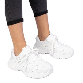 Hvide sneakers på en massiv sål