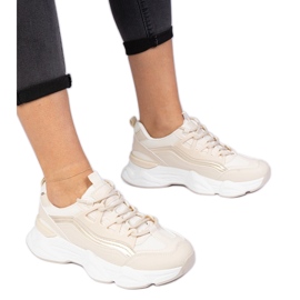 Beige kvindes sneakers med en gylden tilføjelse