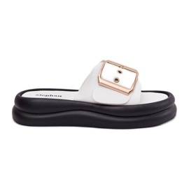 Kvinders flip flops på en massiv platform med en dekorativ hvid spænde