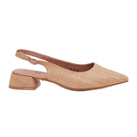 Kvinders flettede sandaler med en delikat beige hæl