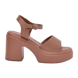 Kvinders sandaler på et massivt indlæg og øko -skin beige