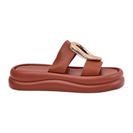 Kvinders flip flops på platformen med den gyldne detalje kamel brun