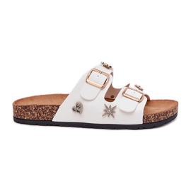 Kvinders flip flops på en kork sål med spænder og stifter hvid