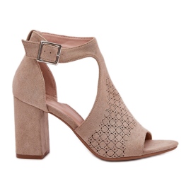 Sandaler med et åbent mønster på Eco -Suede Pillar Beige