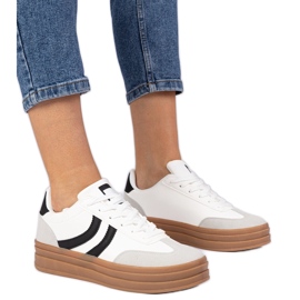 Hvide sneakers kvinders sneakers med et sort tilbehør