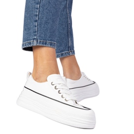 Hvide kvinders sneakers på en høj sål