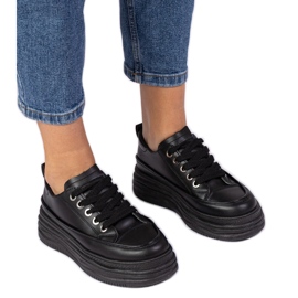 Sorte kvinders sneakers på en høj sål