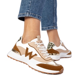 Hvidbrune kvinders sneakers med et leopardtilbehør