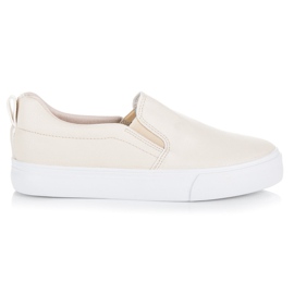 Tag sneakers på brun