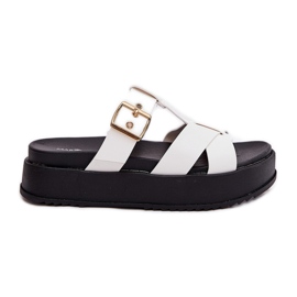 Kvinders flip flops på platformen med striber og hvid klemme