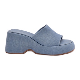 Materiale kvinders flip flops på platformen og denimkiler blå