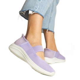 Violet kvinders sneakers på en presset sål