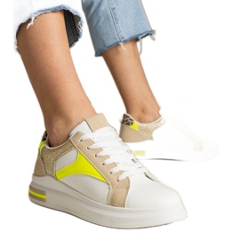 Hvide kvinders sneakers med tilføjelsen af ​​glitter og leoparder