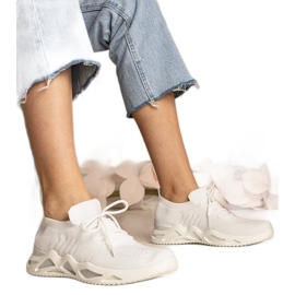 Kvinders hvide sneakers med en socking øvre