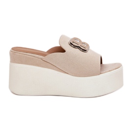 Hjemmesko på platformen og kiler med beige ornament