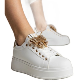 Hvide og guld sneakers dekoreret med en sommerfugl med zirkoner