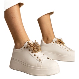 Hvide sneakers dekoreret med en sommerfugl med zirkoner