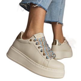Beige kvindes sneakers med massiv snøring