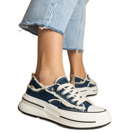Blå kvindes sneakers på en høj sål