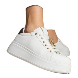 Kvinders hvide og hvide sneakers dekoreret med sten