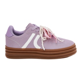 Kvinders sneakers på platformen med lilla dekorationer violet