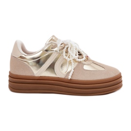 Kvinders sneakers på platformen med beige-guld dekorationer
