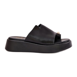 Kvinders flip flops på platformen og lave kiler med en dekorativ detalje sort