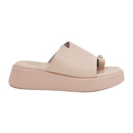 Kvinders flip flops på platformen og lave kiler med dekorative detaljer beige