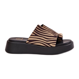 Kvinders flip flops på platformen og lave kiler med en dekorativ detalje af sort og beige