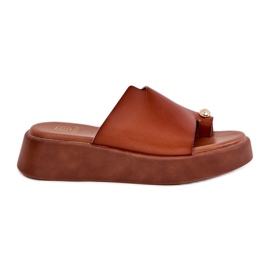 Kvinders flip flops på platformen og lav kile med en dekorativ kameldetalje brun