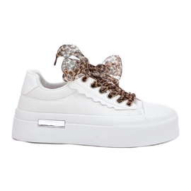 Kvinders sneakers på en massiv platform med dekorativ snøring hvidt