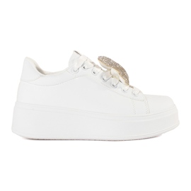 Hvide sneakers på en bamseplatform
